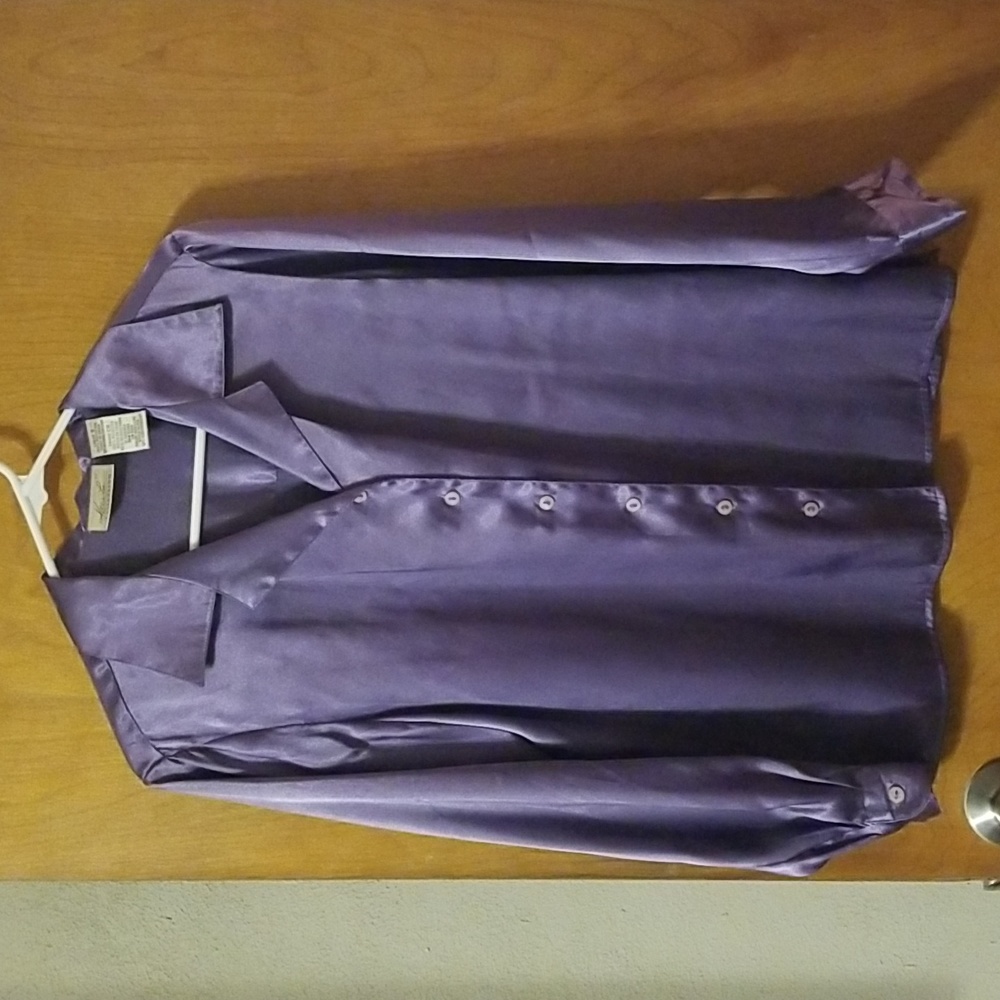 LAVENDER Satin Polyester Button down Shirt Size Small: B